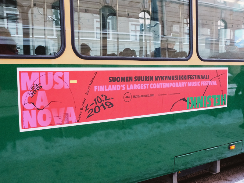 Musica nova mainosteippaus raitiovaunun kyljessä